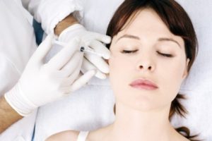 Injection de toxine botulique Injections d'acide hyaluronique (produits de comblement ou fillers)
